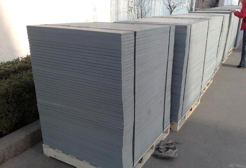 <a href=http://m.yhbiz.cn/ target=_blank class=infotextkey>免燒磚托板</a>的種類